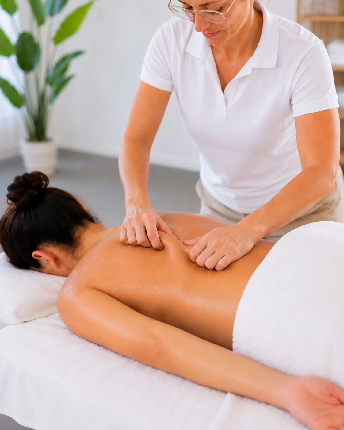 Bindegewebsmassage am Rücken im Massage Zentrum Suhr